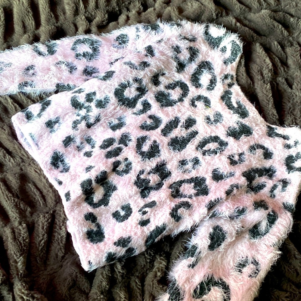 XL fuzzy baby pink and black sweater